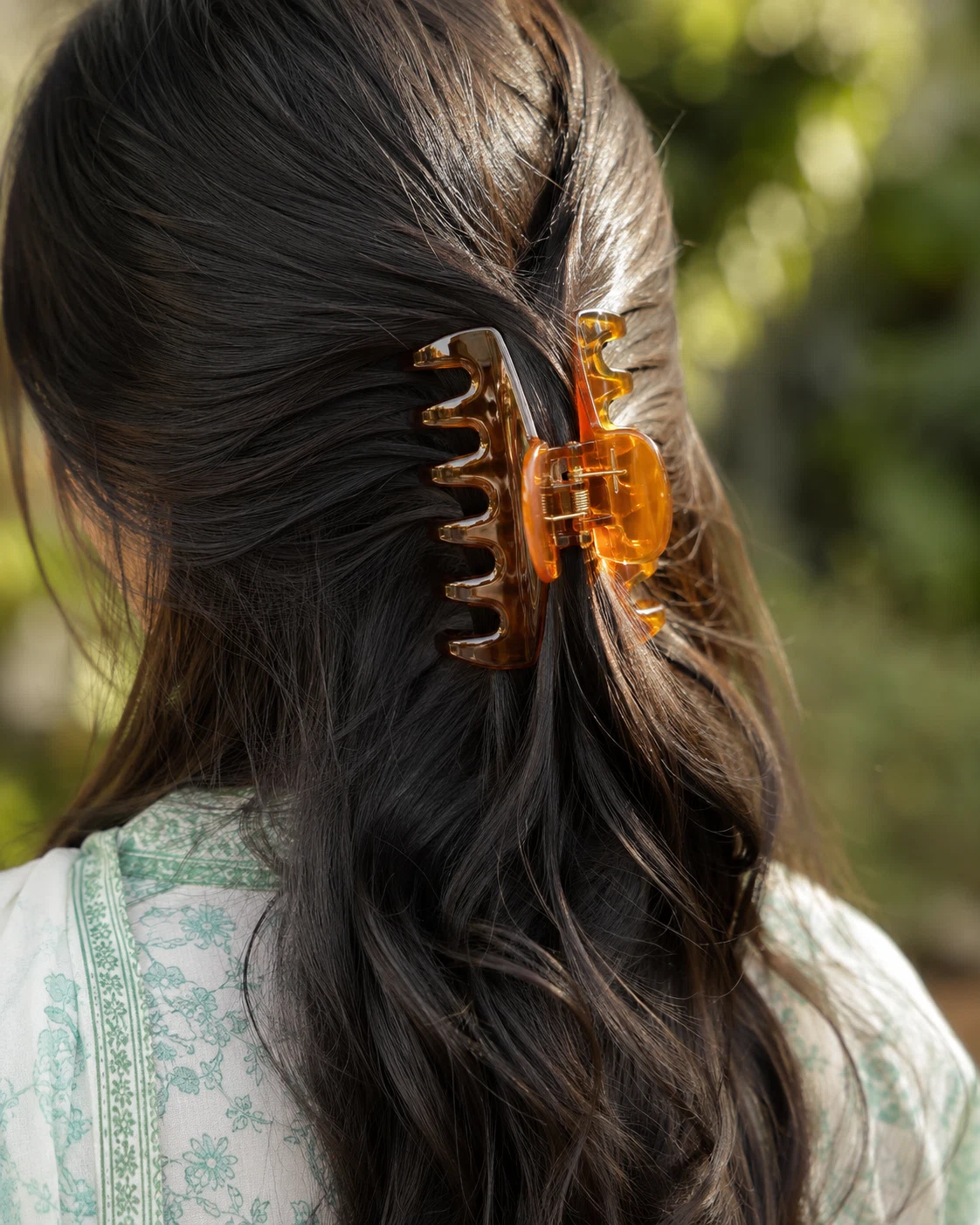 Hair claw clip Pakistan – amber acetate claw clip worn in thick black hair with mint green lawn kameez